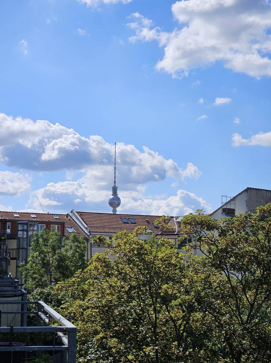Berlin-Mitte am Zionskirchplatz: 2-Zimmer-Altbau mit Balkon & Fernsehturmblick – Bild 1