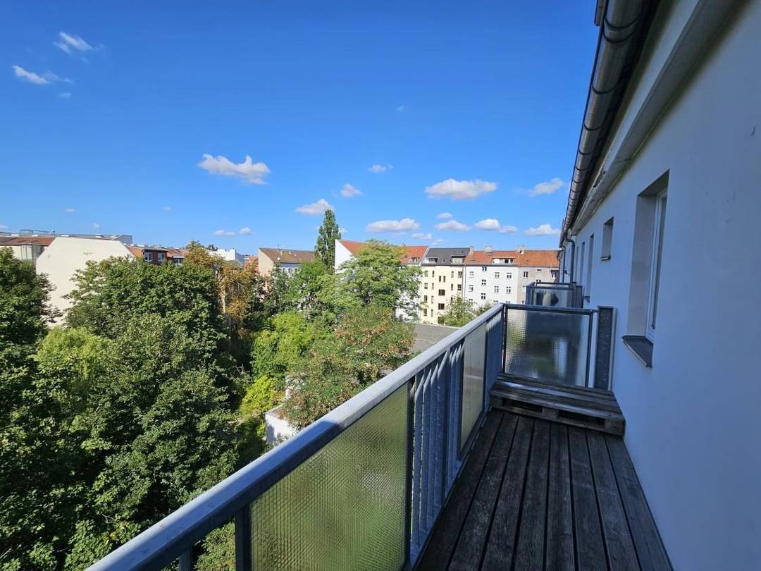 Berlin-Mitte am Zionskirchplatz: 2-Zimmer-Altbau mit Balkon & Fernsehturmblick – Bild 2