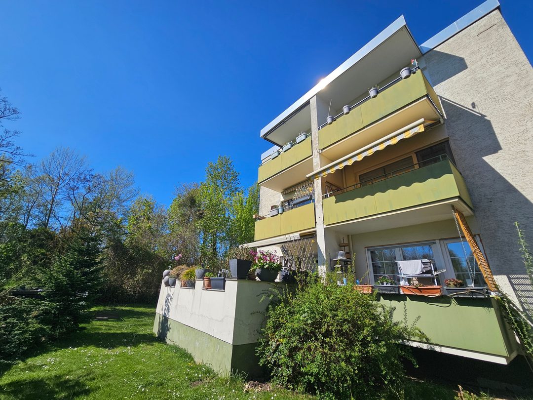 Lichterfelde: bezugsfreie 2-Zimmer-Wohnung mit Südbalkon & eigenem Carport