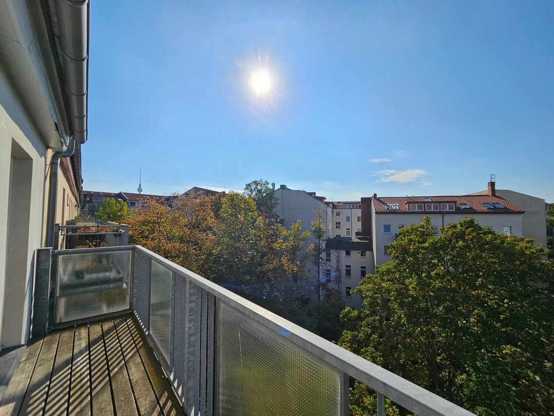 Berlin-Mitte am Zionskirchplatz: 2-Zimmer-Altbau mit Balkon & Fernsehturmblick