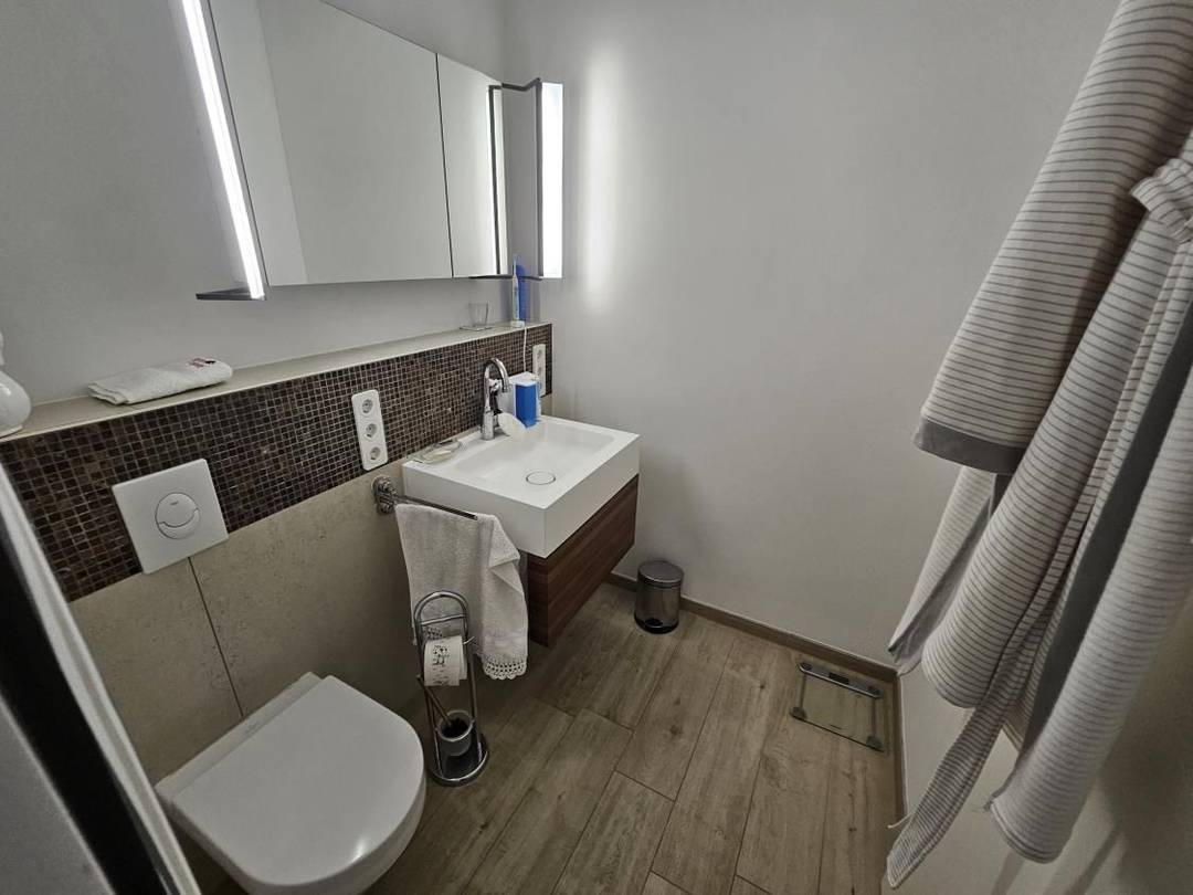 Charlottenburg am Ku’damm: barrierefreie 4-Zimmer-Wohnung mit 2 Balkonen, Sauna & Tiefgarage – Bild 15