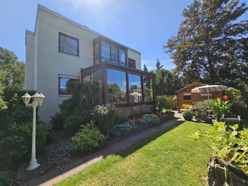 Lichterfelde: 3-Zimmer-Wohnung mit Wintergarten, ca. 120 m² Garten zur alleinigen Nutzung, Kamin & Stellplatz