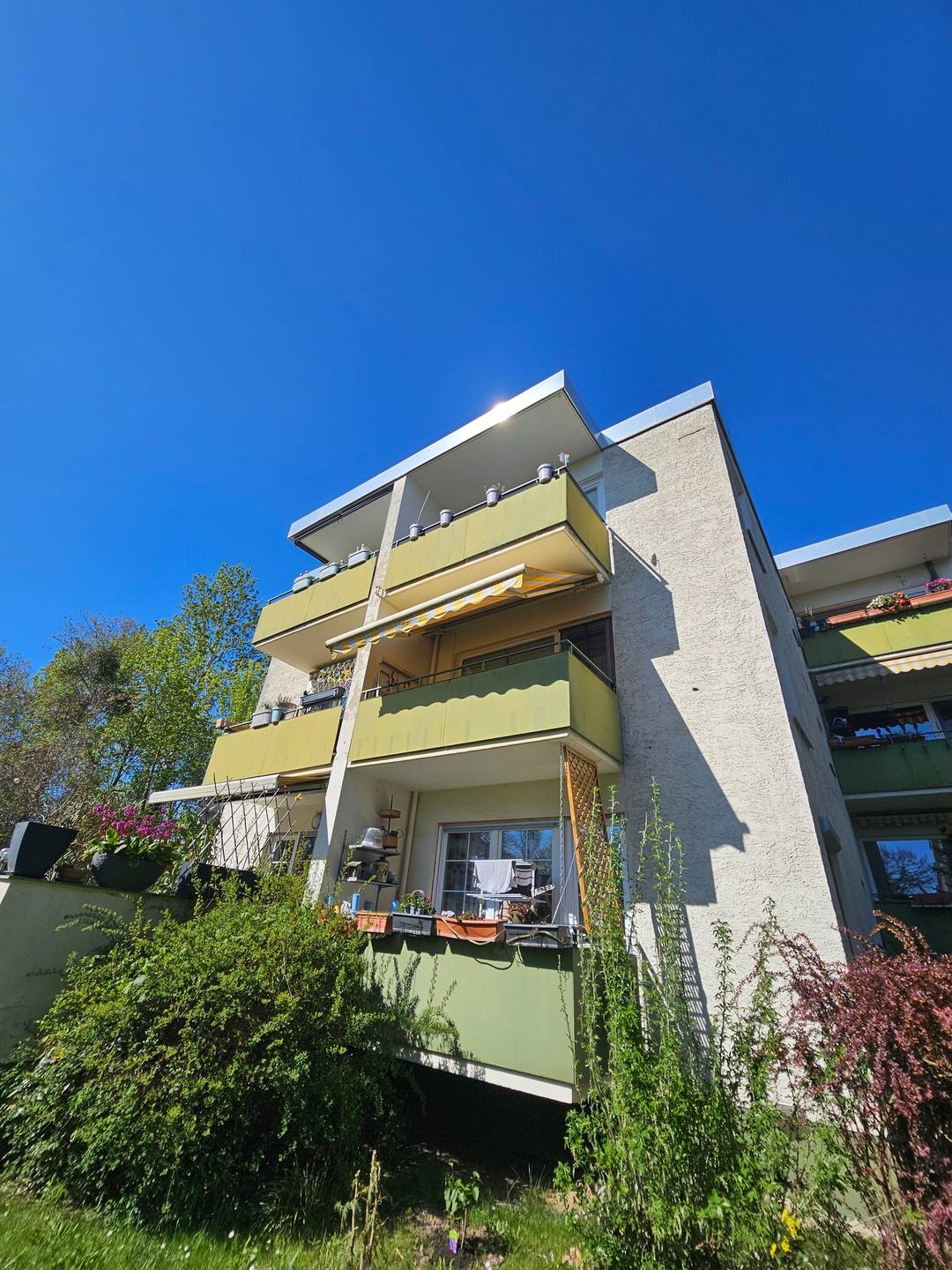 Lichterfelde: bezugsfreie 2-Zimmer-Wohnung mit Südbalkon & eigenem Carport – Bild 1