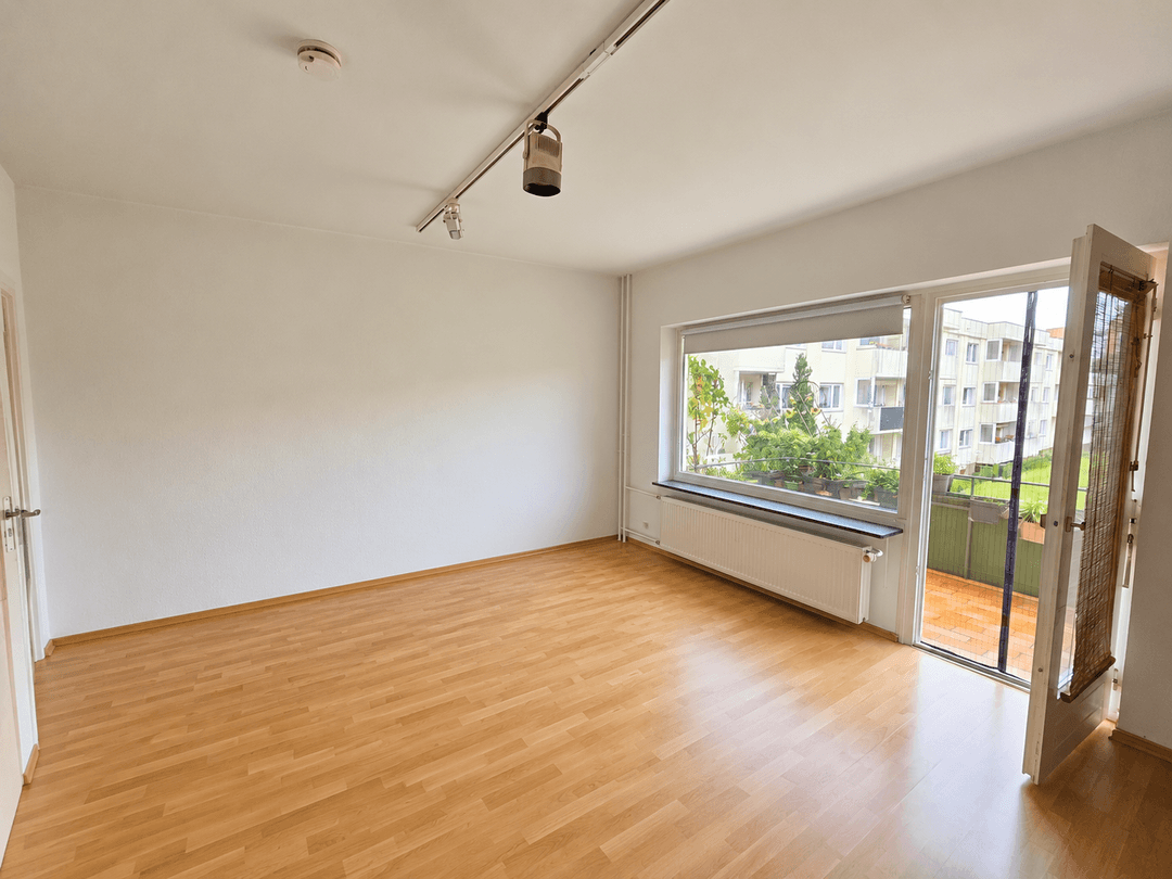 Wohnzimmer mit schönem Südbalkon und Blick ins Grüne