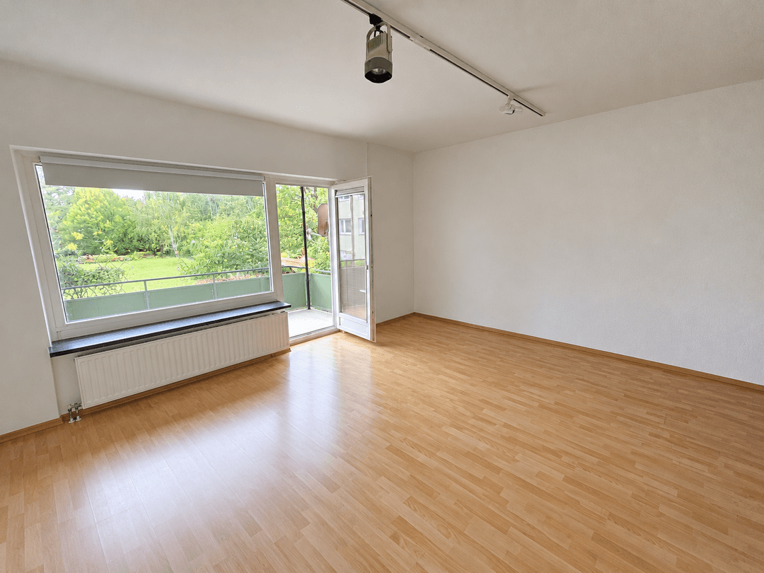 Wohnzimmer mit schönem Südbalkon und Blick ins Grüne